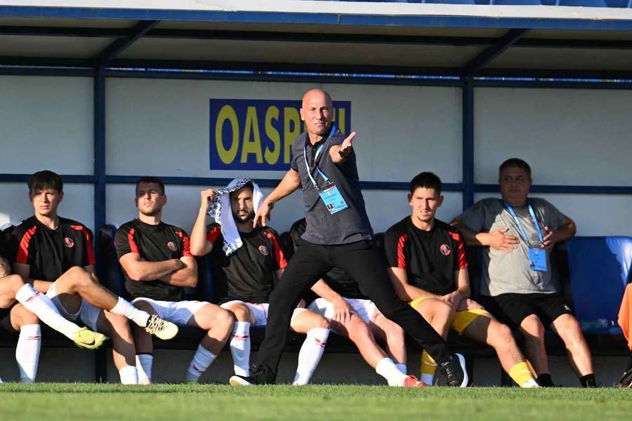 Antrenorul Robert Ilyes și banca de rezerve a lui Csikszereda Antrenorul Robert Ilyes și banca de rezerve a lui Csikszereda