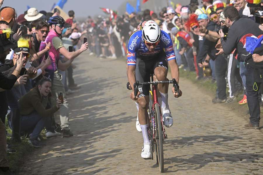 Mathieu van der Poel en la carrera élite masculina de la prueba ciclista "París-Roubaix