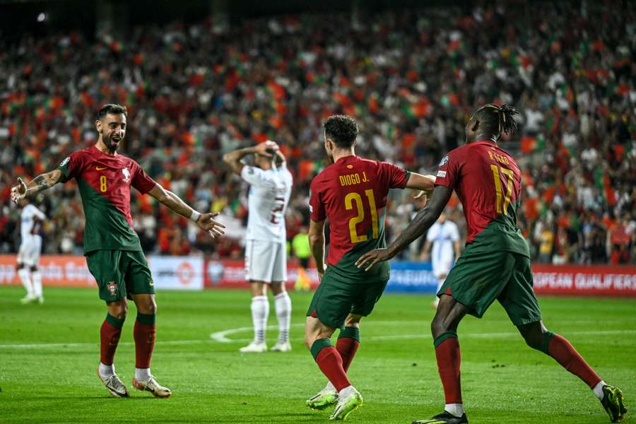 Bruno Fernandes celebra com Diogo Jota e Rafael Leão