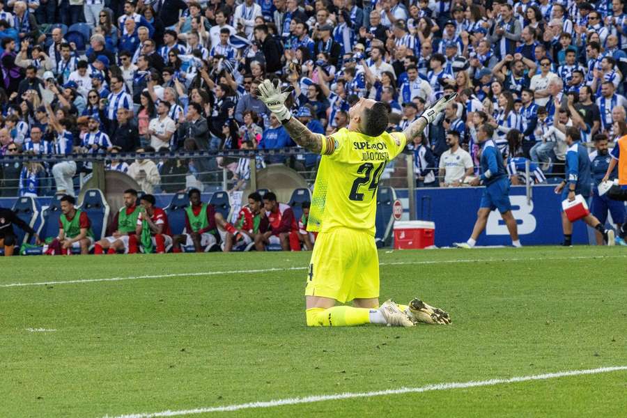 João Costa sagrou-se campeão pelo FC Porto no dia da estreia pela equipa principal João Costa sagrou-se campeão pelo FC Porto no dia da estreia pela equipa principal