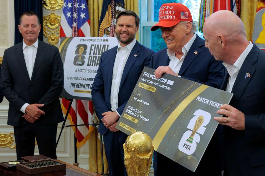Președintele SUA, Donald Trump, și președintele FIFA, Gianni Infantino, prezintă un model de bilet la Cupa Mondială