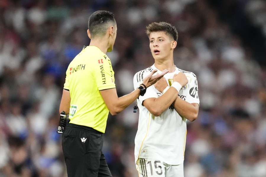 Güler habla con Sánchez Martínez sobre su gol anulado