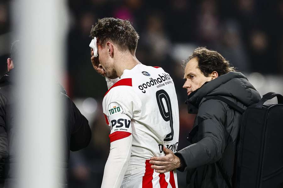 Hoofdblessure De Jong lijkt mee te vallen: 'Heb niets gehoord over een hersenschudding'