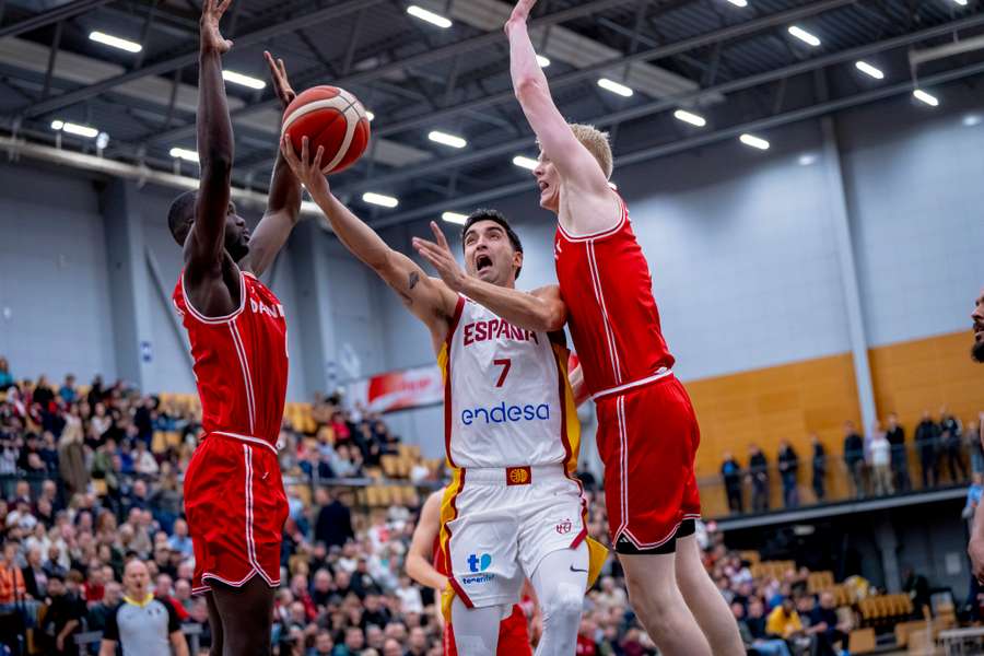 Jaime Fernández, en una entrada a canasta ante Dinamarca