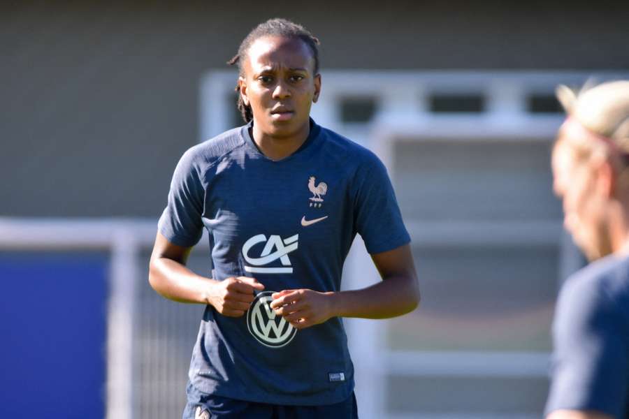 Emelyne Laurent avec les Bleues en 2019 Emelyne Laurent avec les Bleues en 2019