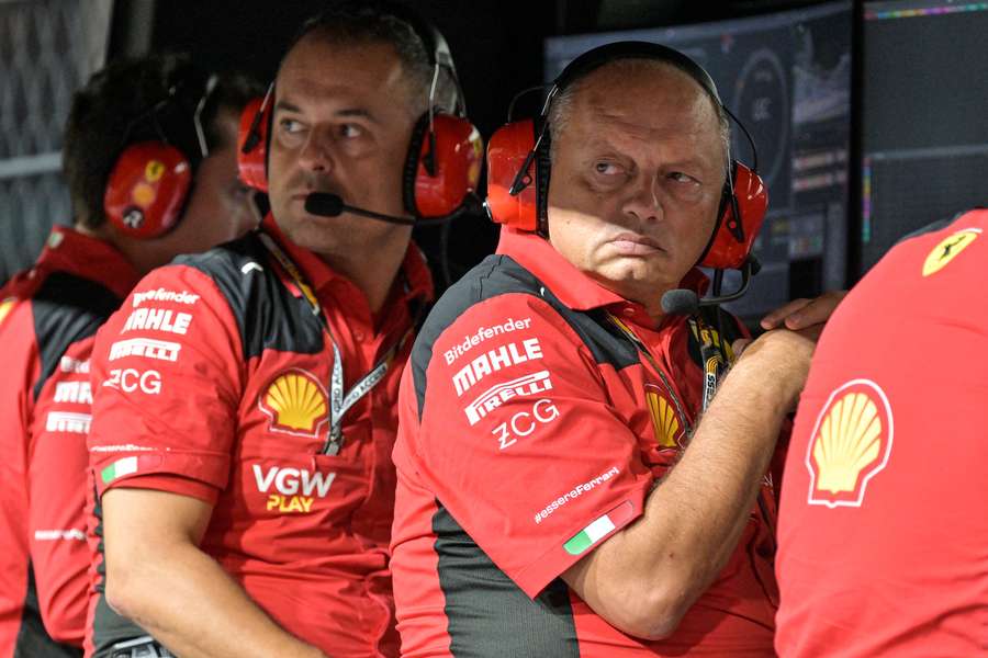 Fred Vasseur con i tecnici Ferrari