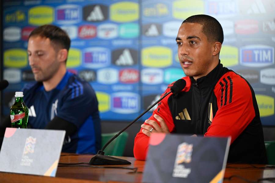 Youri Tielemans en Domenico Tedesco op de persconferentie van woensdag.