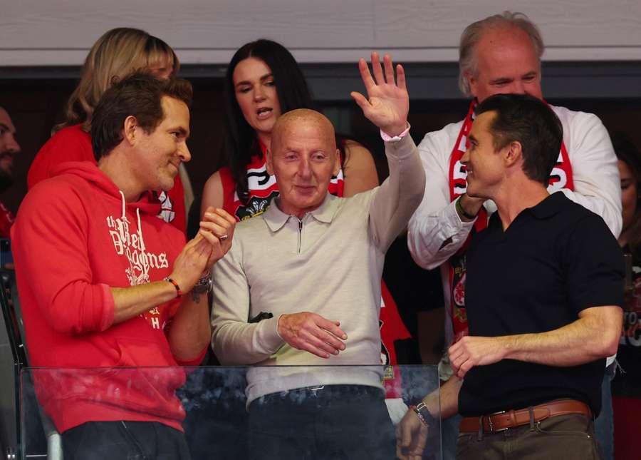 Actors and Wrexham Owners Rob McElhenney and Ryan Reynolds with the former Wrexham Fudbaler Mickey Thomas Promoting Championship
