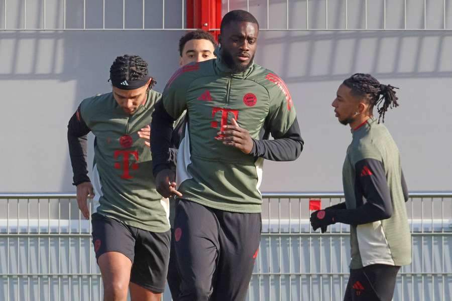 Upamecano (m.) und Gnabry (l.) im Training der Bayern