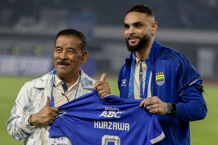 Layvin Kurzawa avec son nouveau maillot dimanche.