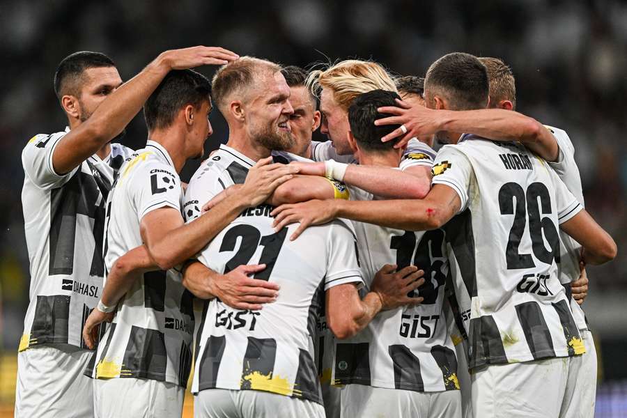 Hradečtí slaví gól proti Pardubicím. Hradečtí slaví gól proti Pardubicím.