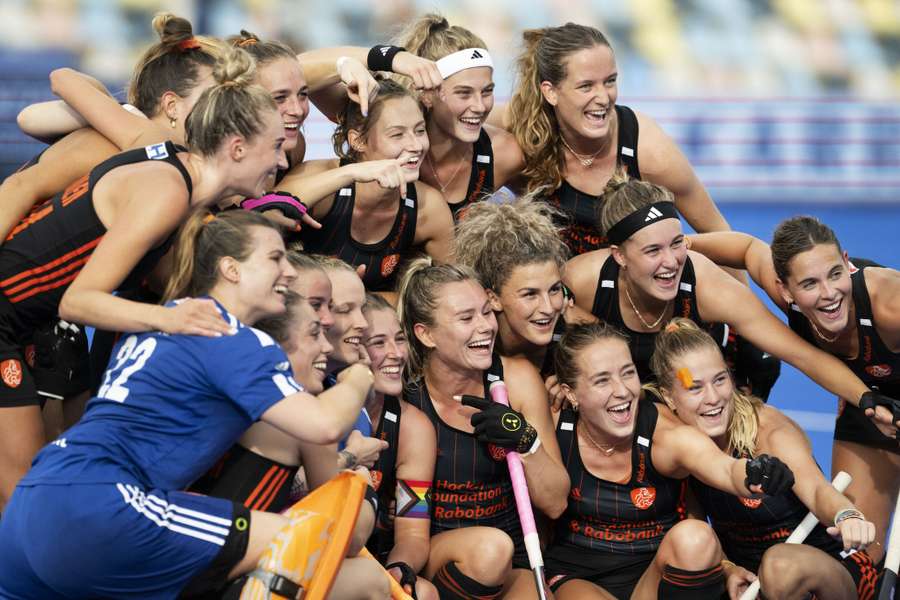 Het Nederlandse damesteam plaatste zich voor de finale na een eclatante 7-0 zege op Engeland