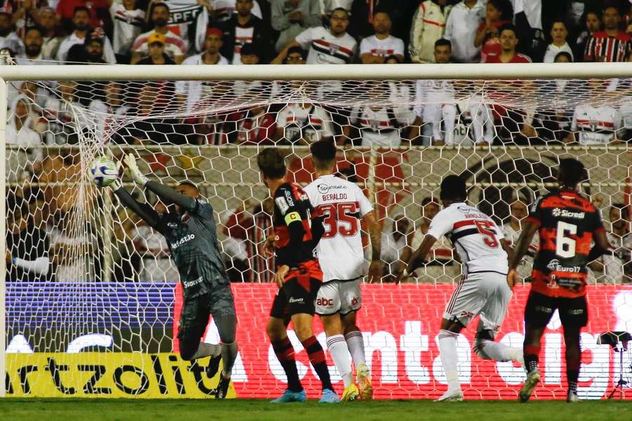 Goleiro Jéfferson Paulinho trabalhou bastante nos chutes de fora