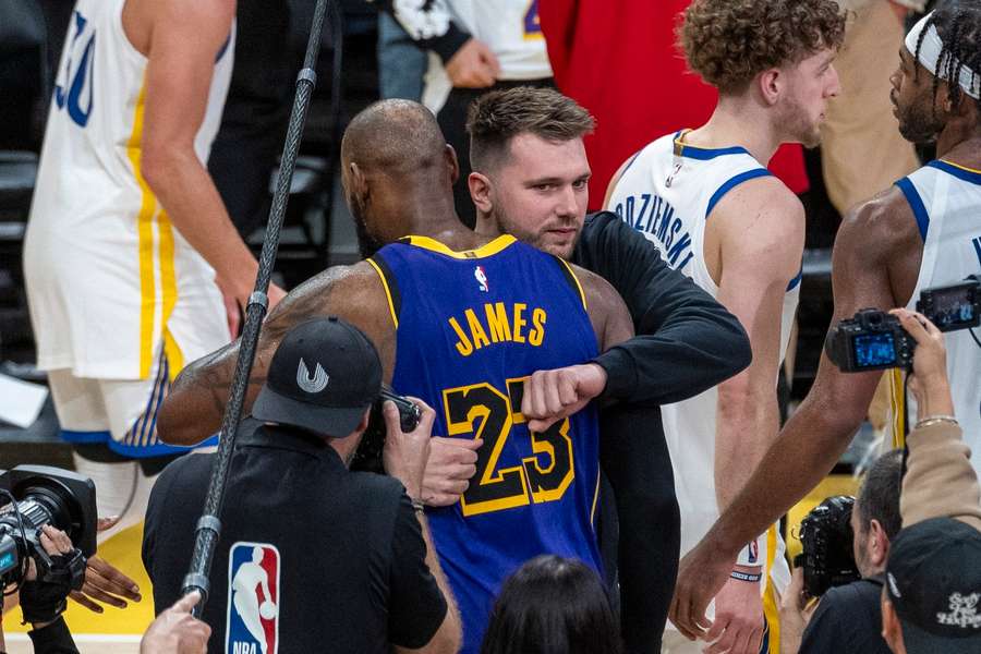 LeBron James slaví s Lukou Dončičem výhru nad Golden State. 