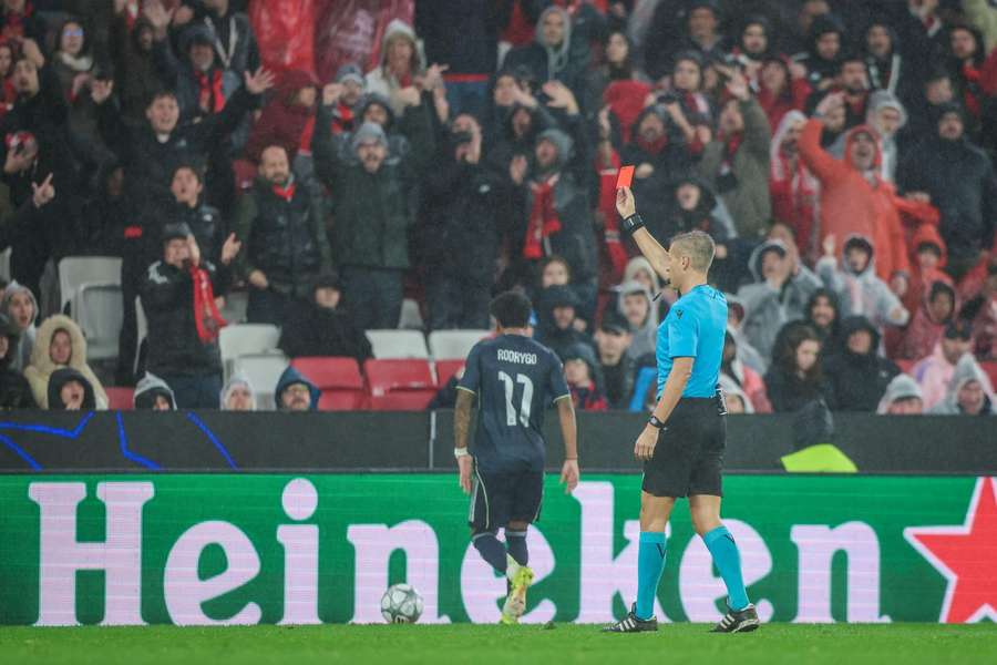 Rodrygo foi expulso e suspenso por dois jogos por insultos ao árbitro Davide Massa