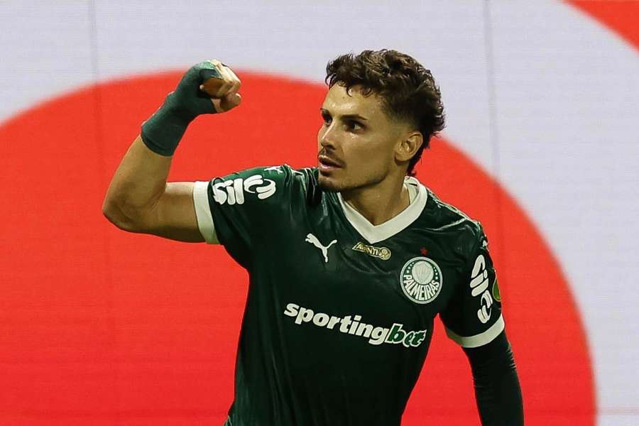 Raphael Veiga garantiu a vitória do Palmeiras sobre o São Paulo Raphael Veiga garantiu a vitória do Palmeiras sobre o São Paulo