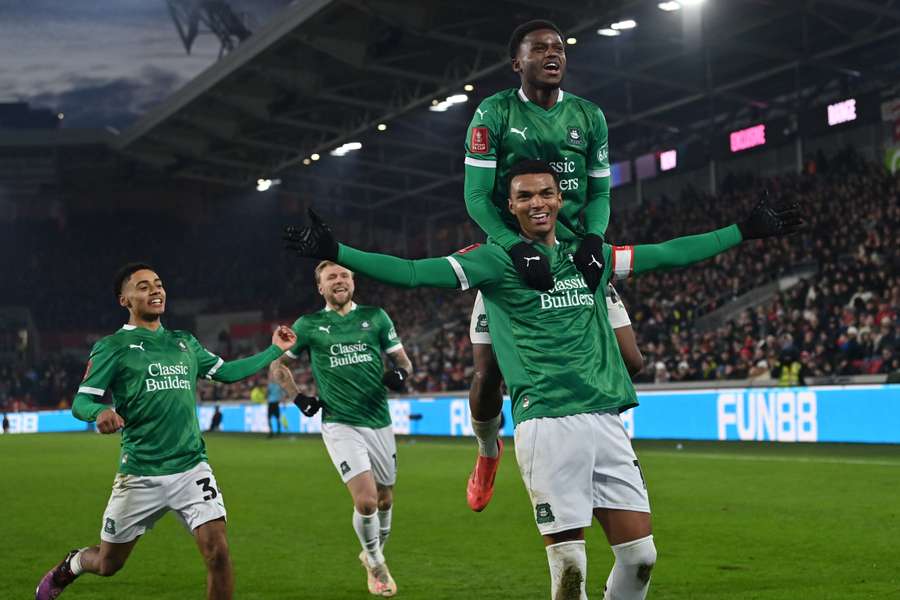 Whittaker célébré par ses coéquipiers.