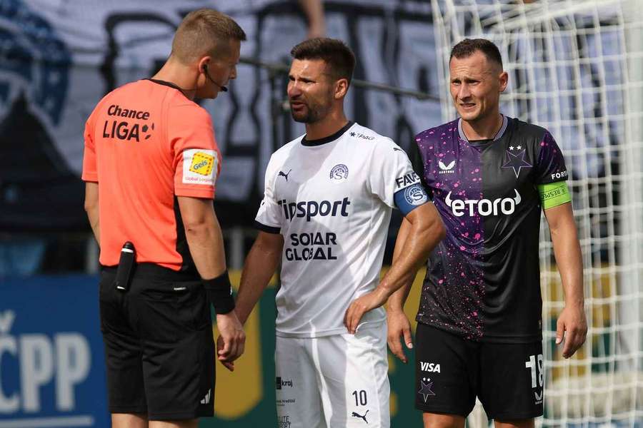 Sudí Jan Všetečka vysvětluje hráčům verdikt, kdy vyloučil hráče Slavie Tomáše Chorého.