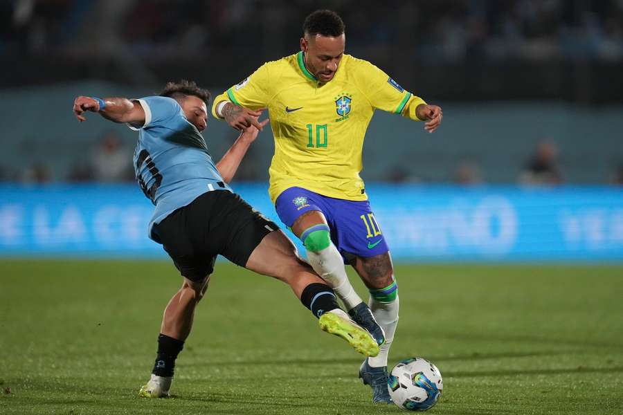 Neymar si vážne zranenie privodil v súboji s Uruguajom.