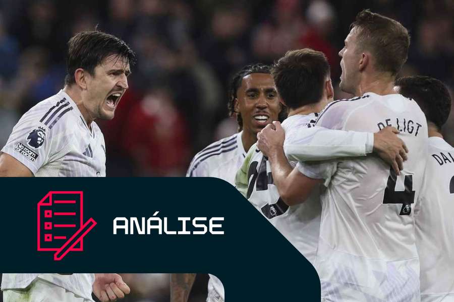 Jogadores do Manchester United celebram a vitória frente ao Liverpool