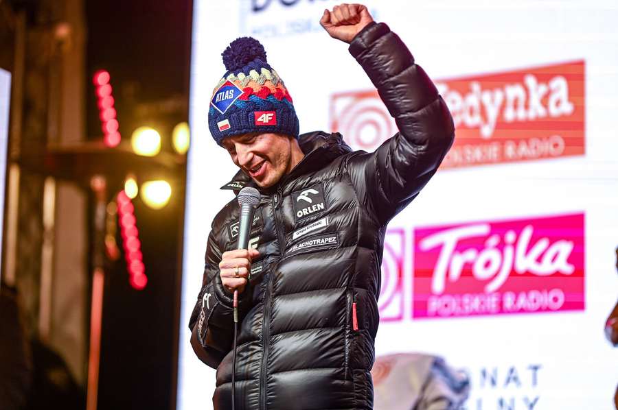 Stoch powitany przez tłumy kibiców w miejscu, w którym... się zaręczył