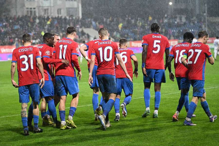 Jucătorii lui FCSB după marcarea unui gol Jucătorii lui FCSB după marcarea unui gol
