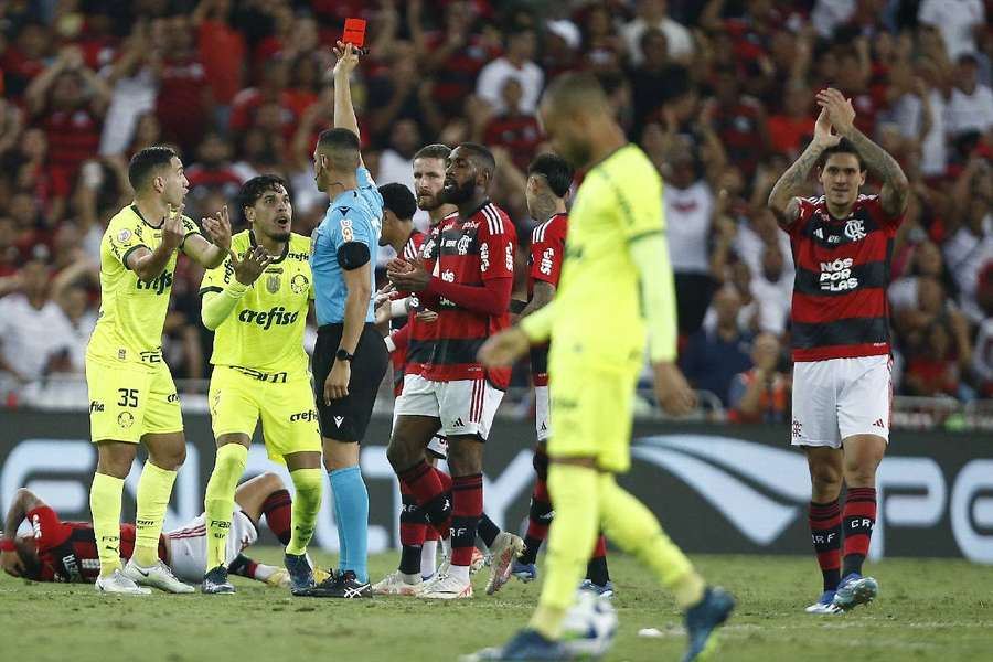 Expulsão de Gustavo Gómez marcou goleada do Fla sobre o Verdão