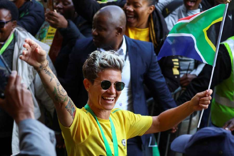 Janine van Wyk acena aos adeptos depois de conquistar o primeiro título da África do Sul na Taça das Nações Africanas Feminina, em 2022