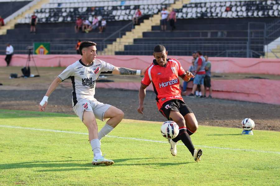 Athletico-PR sofreu mas venceu fora de casa