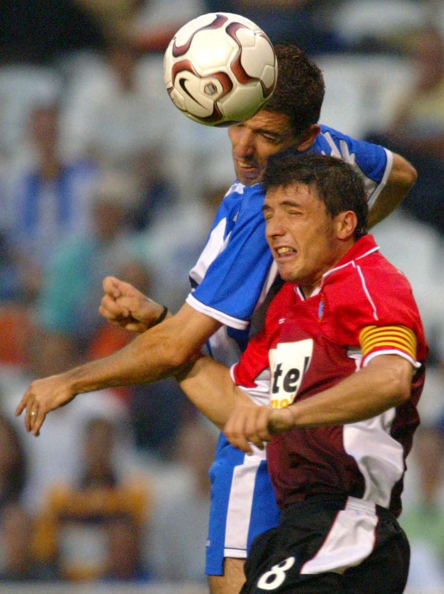 Morales intenta ganar un salto a Makaay en un partido entre el Alavés y el Deportivo Morales intenta ganar un salto a Makaay en un partido entre el Alavés y el Deportivo