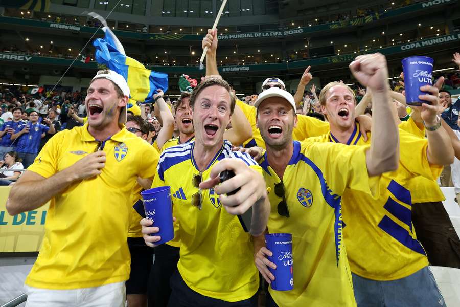 A alegria dos fãs suecos durante goleada na Copa do Mundo A alegria dos fãs suecos durante goleada na Copa do Mundo