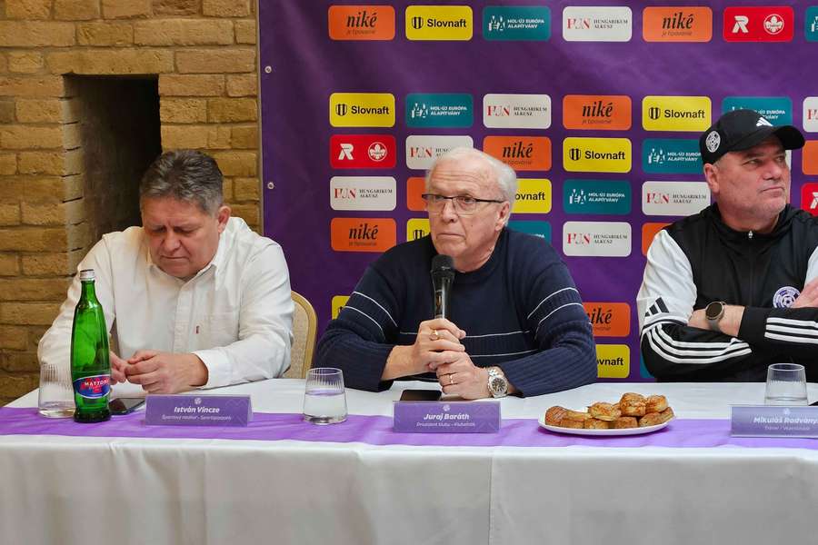 Vedenie Komárna na TK pred štartom jarnej časti.