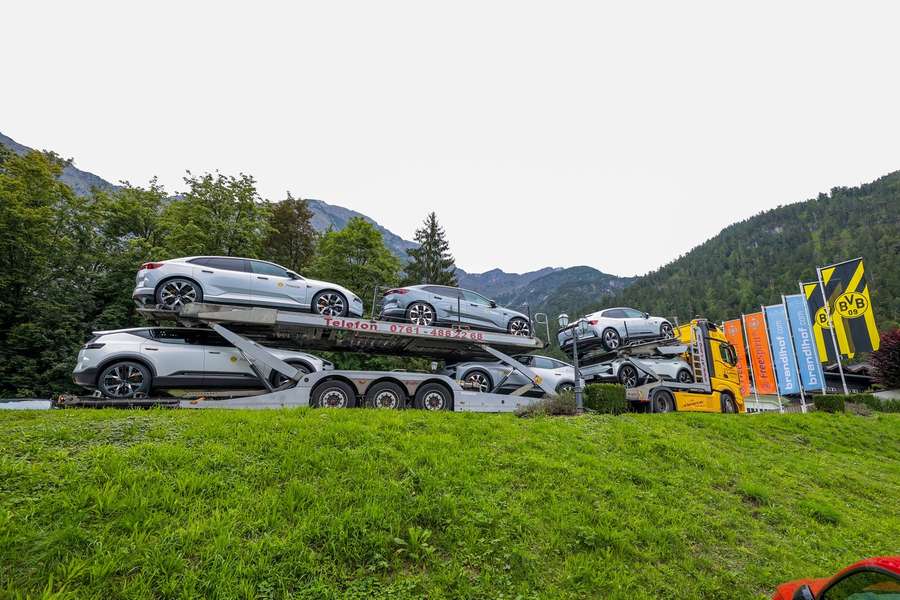 Autos von Polestar mi BVB-Branding wurden am Montag bereits ins Teamhotel des Trainingslagers transportiert
