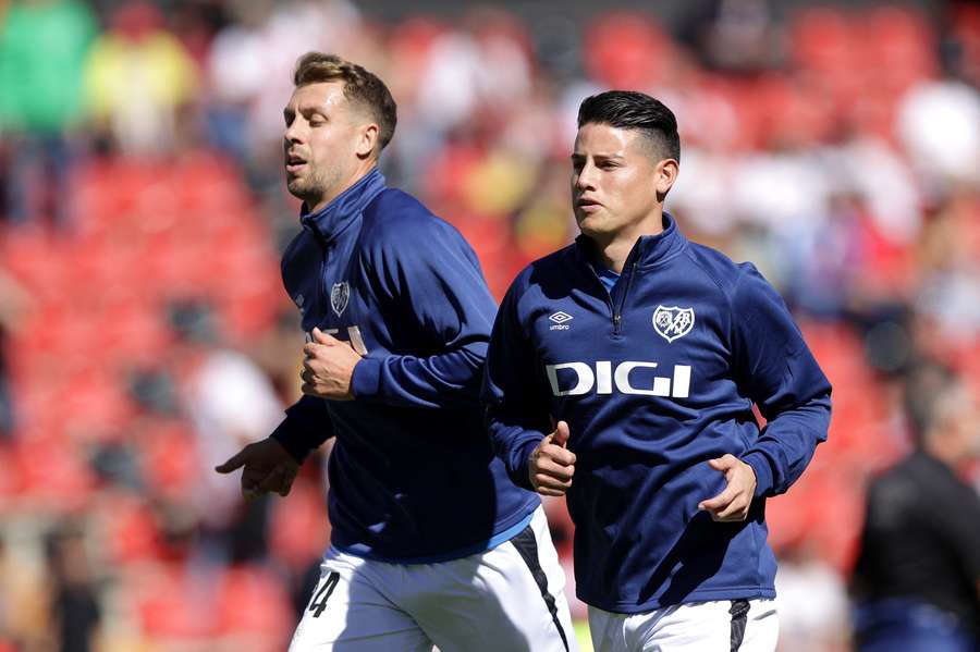 James Rodríguz aquecendo em partida do Rayo