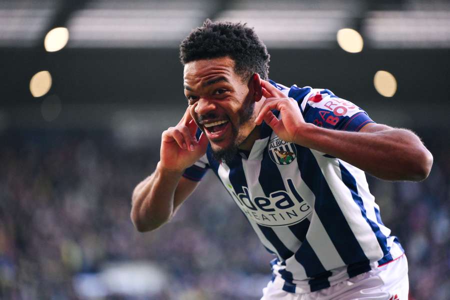 Grady Diang celebra un gol