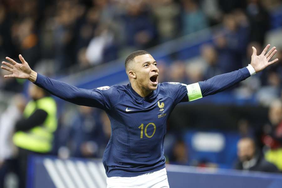 Kylian Mbappé viert wéér een Franse goal