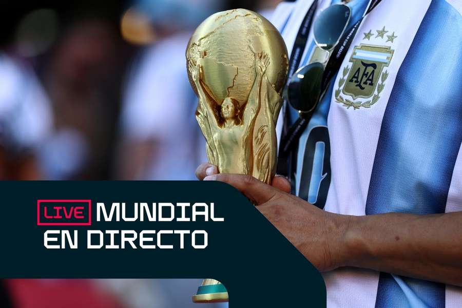 Un aficionado argentino, con una réplica del trofeo del Mundial
