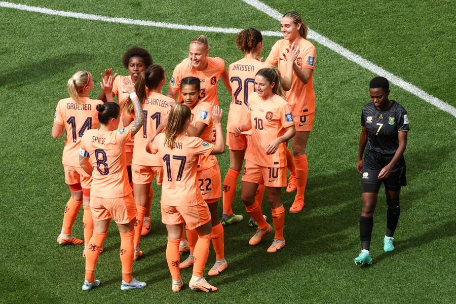 Oranje viert de 1-0 van Jill Roord