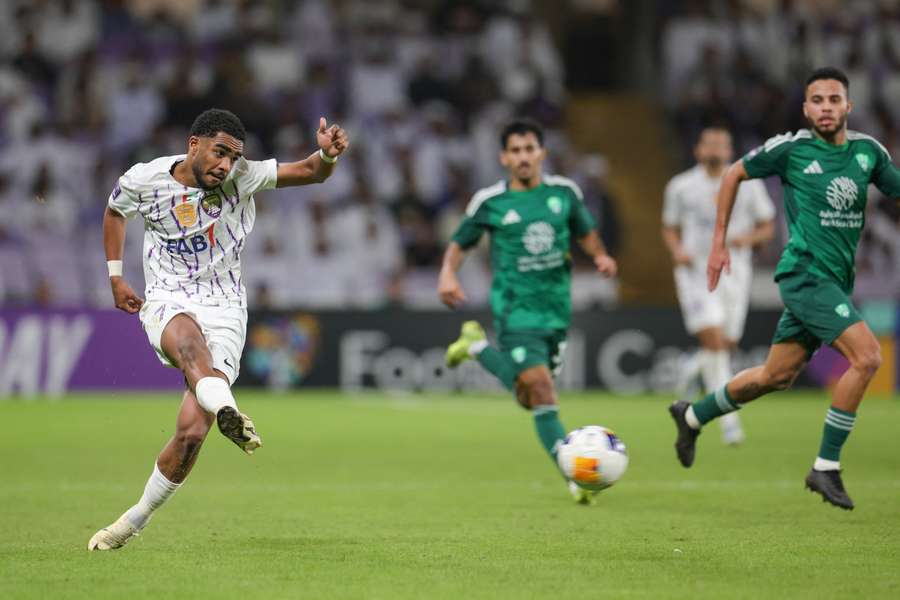 Mohamed Awad Alla z Al Ain podczas meczu AFC Champions League Elite z Al-Ahli na Hazza bin Zayed Stadium.