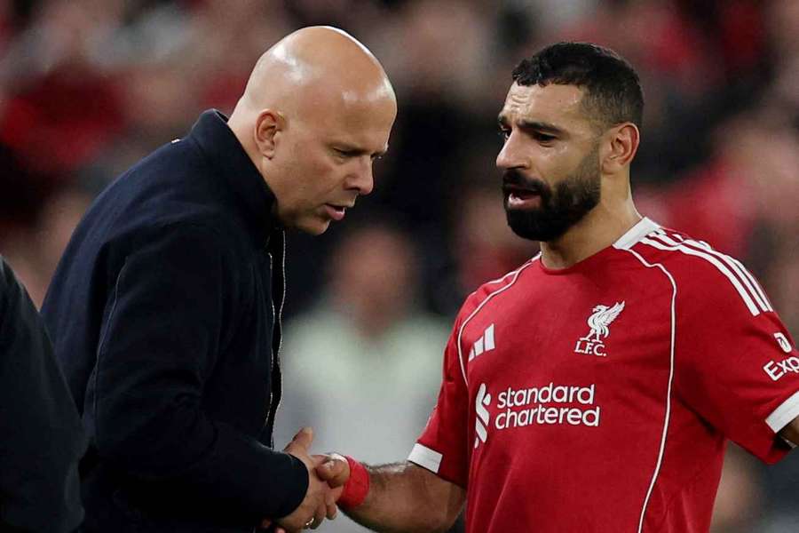 Arne Slot speaks to Mohamed Salah after the Egyptian was replaced in midweek