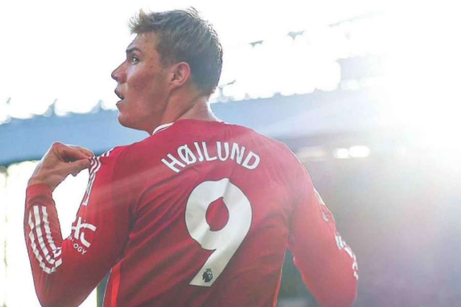 Dánský útočník Rasmus Hojlund je spojován s návratem do Serie A