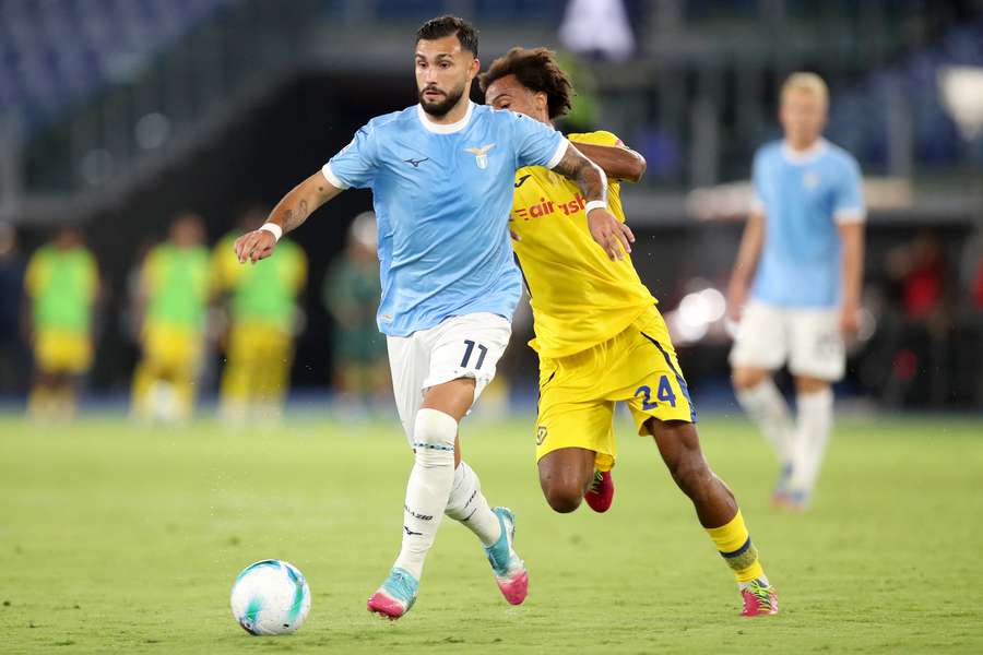 Valentin Castellanos durante la partita contro l'Hellas Verona