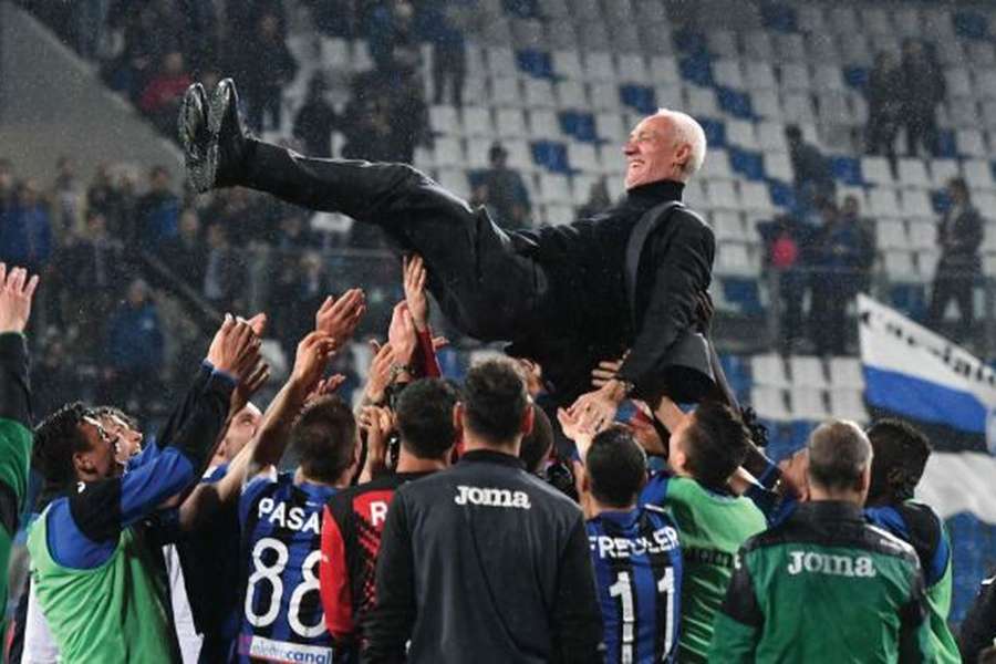 Antonio Percassi em festa com os jogadores da Atalanta