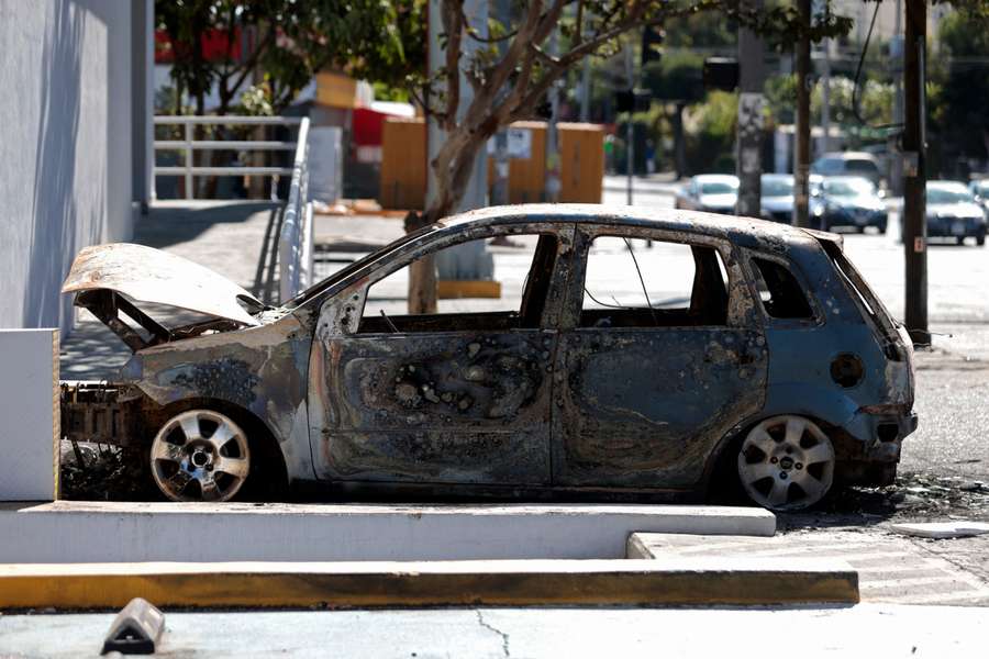 Ein verbranntes Auto in Guadalajara