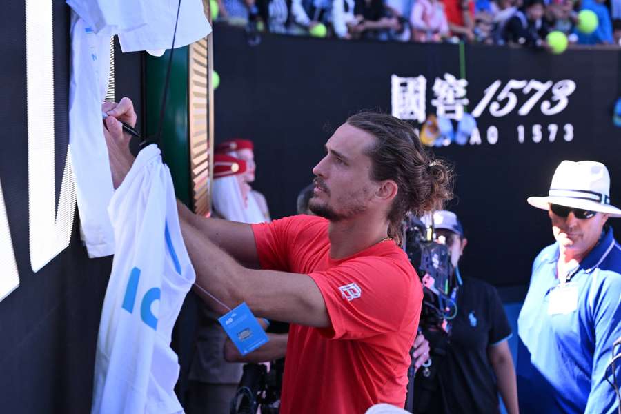 Alexander Zverev verteilt Autogramme