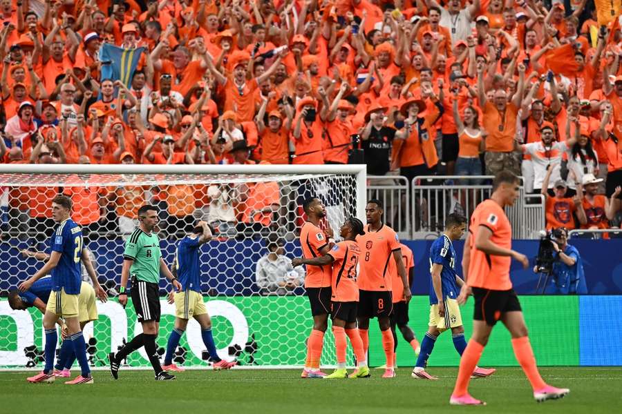 Gakpo celebra uno de sus dos goles con sus compañeros Gakpo celebra uno de sus dos goles con sus compañeros