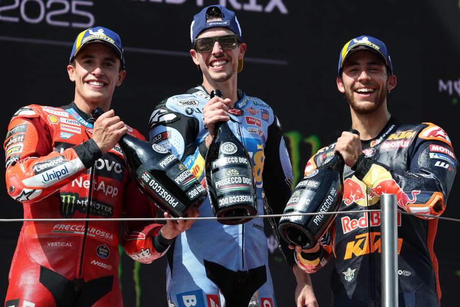 Marc Márquez, no pódio com o seu irmão e Enea Bastianini