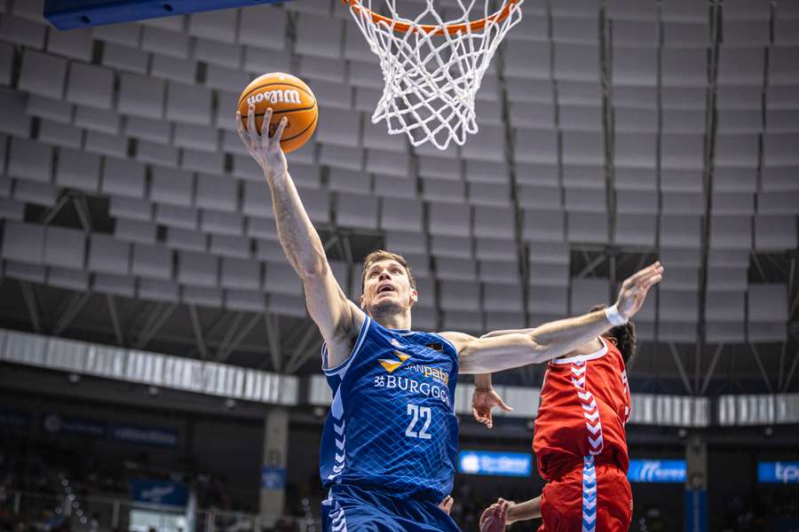 Ethan Happ, superando a su defensor durante un partido con el San Pablo Burgos