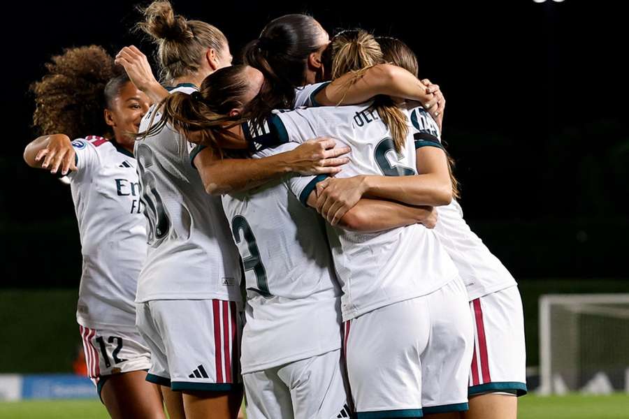 Las jugadoras del Madrid celebran uno de sus goles ante el Atleti Las jugadoras del Madrid celebran uno de sus goles ante el Atleti