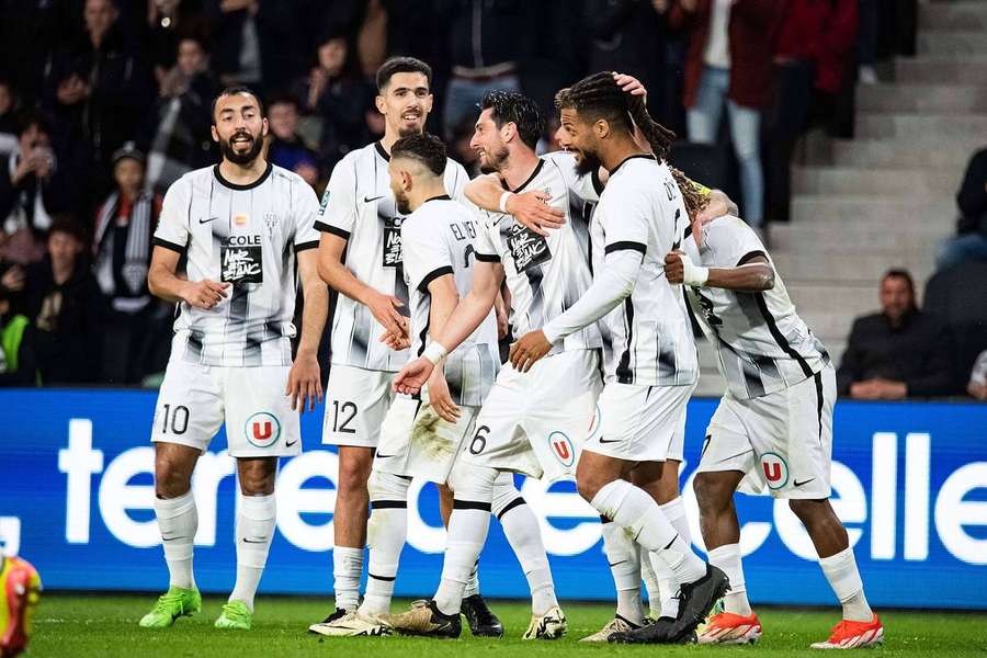 Angers a provisoirement repris à Saint-Étienne la deuxième place de la Ligue 2. 